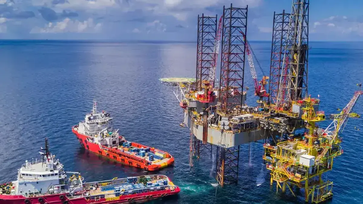 Offshore drilling platform with support vessels