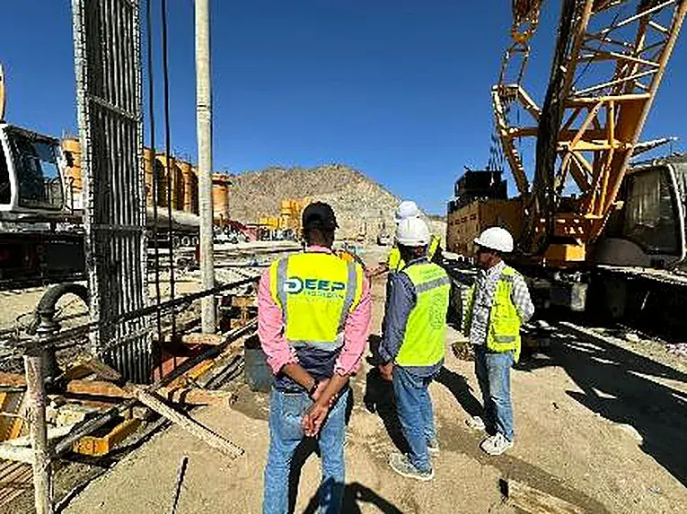 Deep Horizon crew on site